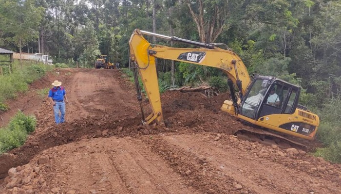 Nova Laranjeiras - Viação realiza manutenção em vários pontos de estradas no município
